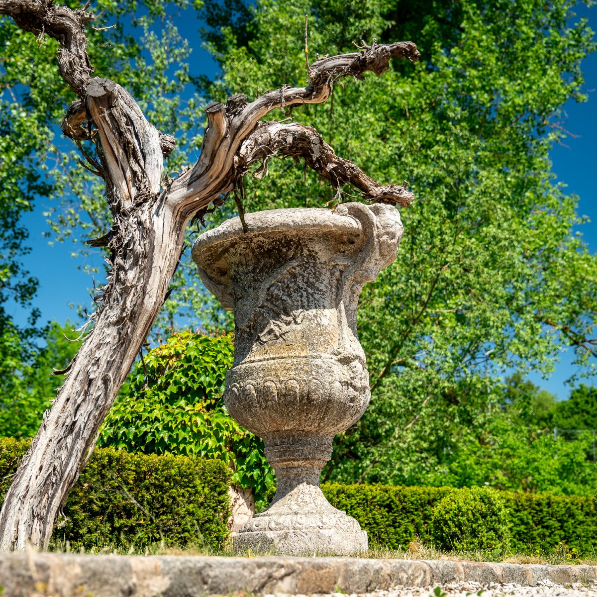 Grand vase de jardin en pierre moulée, de style « krater », fin du XXe siècle