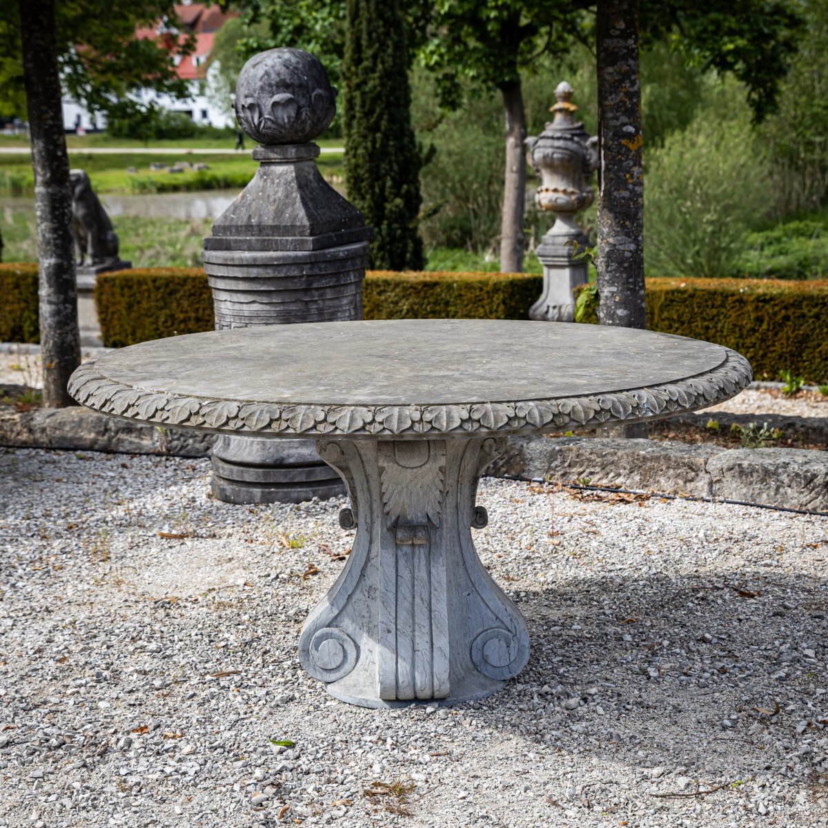 Table de jardin en pierre naturelle, XXIe siècle