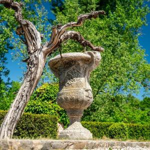 Grand vase de jardin en pierre moulée, de style « krater », fin du XXe siècle
