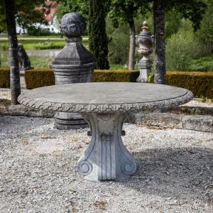 Table de jardin en pierre naturelle, XXIe siècle