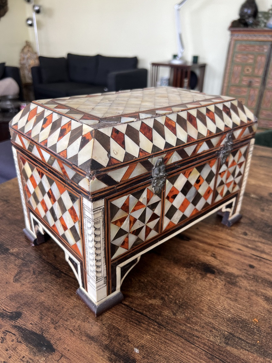 19th Century Ottoman Mother-of-pearl And Tortoiseshell Chest-photo-3