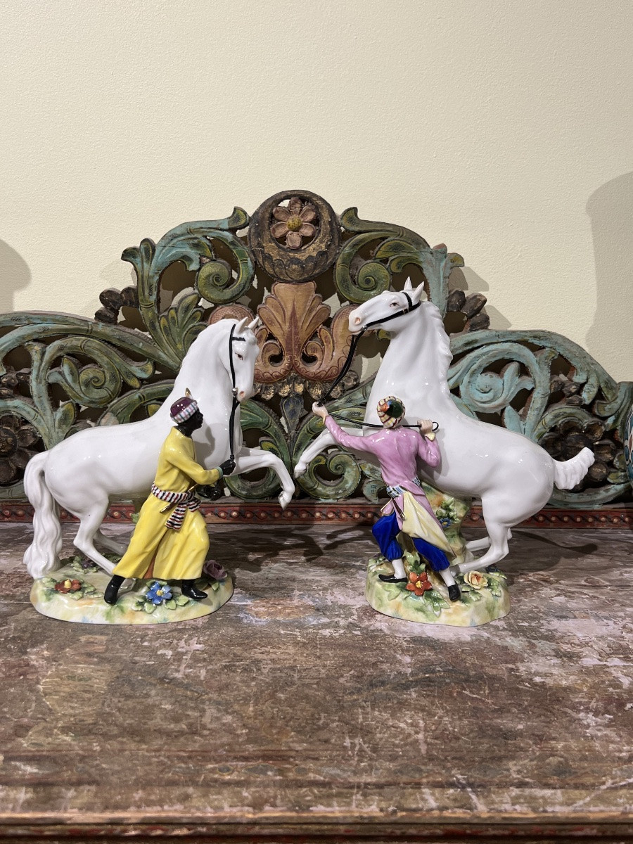 Sujets en porcelaines figurant des ottoman tenant des chevaux -photo-3