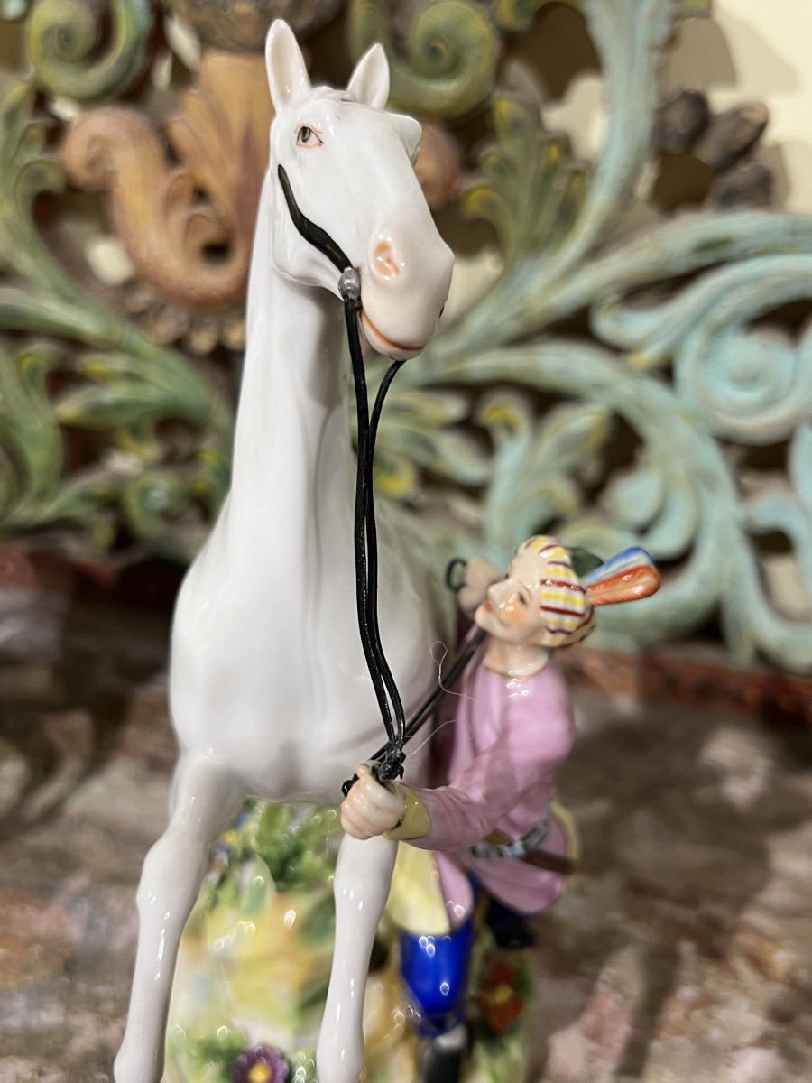 Sujets en porcelaines figurant des ottoman tenant des chevaux -photo-2