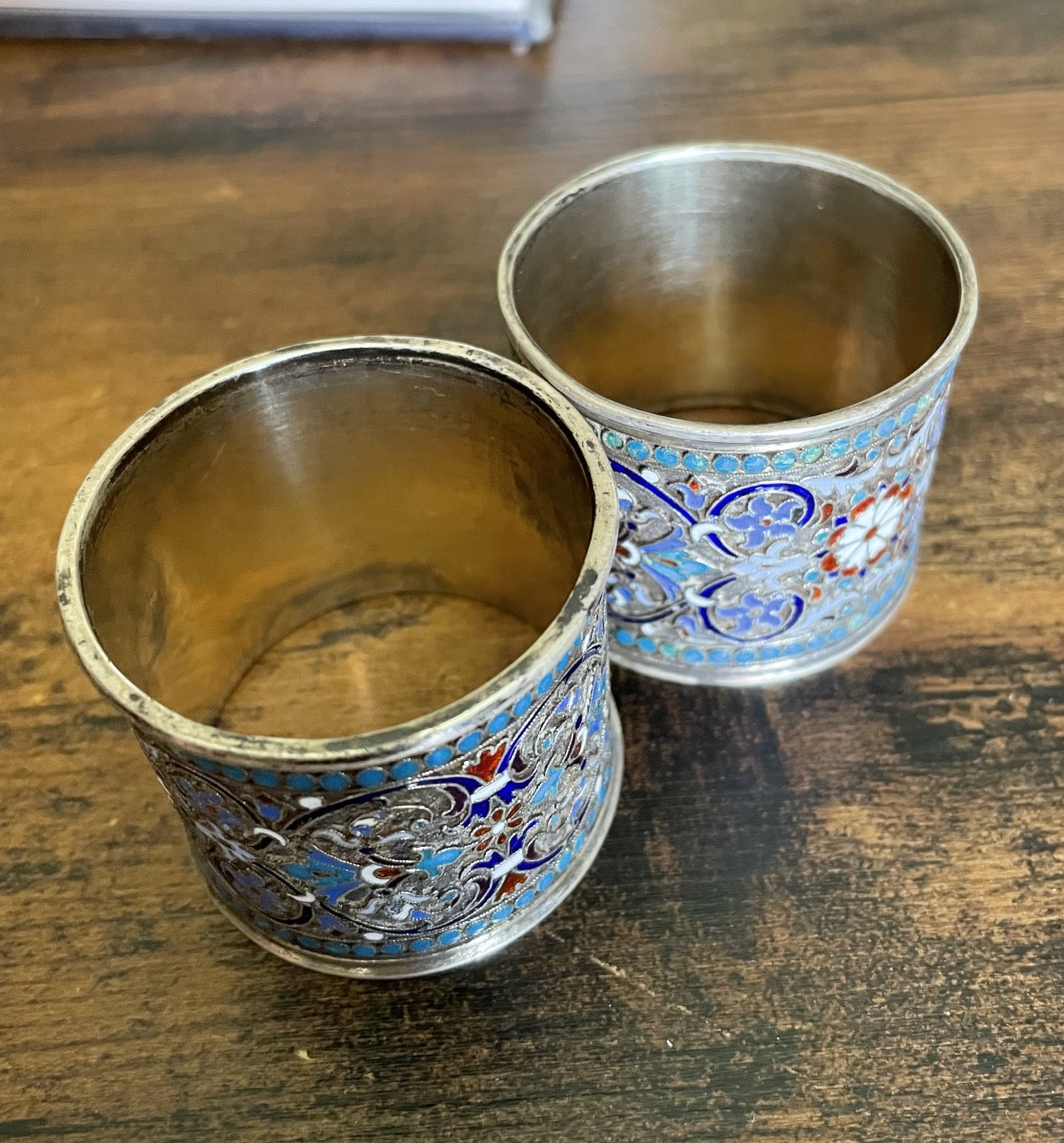 Paire de rondes serviettes russe en argent cloisonné 