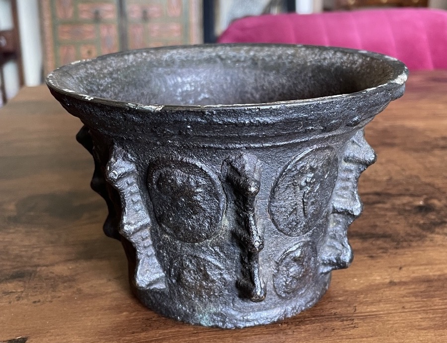 Mortier en bronze maître de 1603 atelier Mosnier activité à Viverols 1600-1630