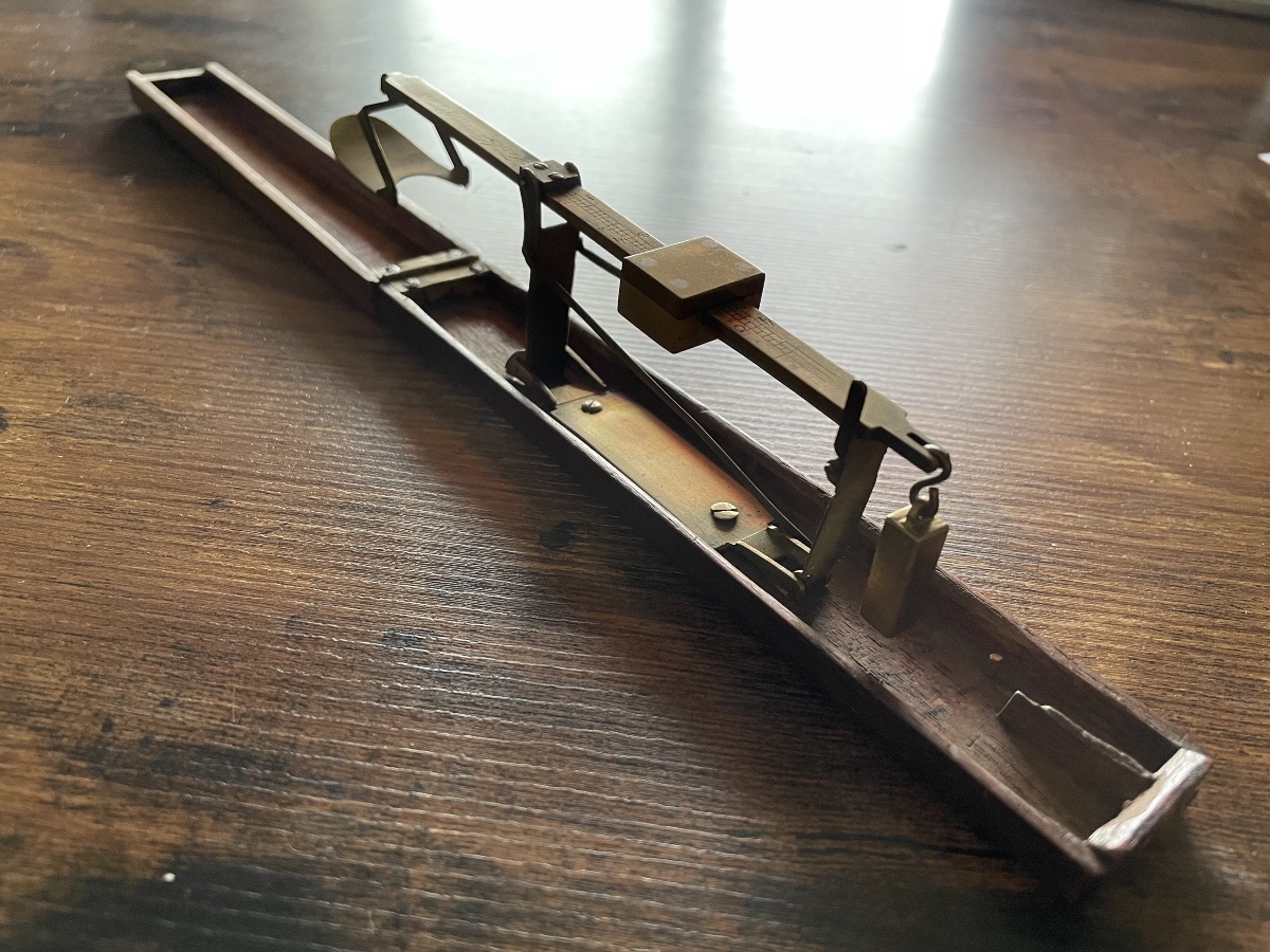 Balance monétaire pliante en laiton vers 1790 par  Jecker à Paris