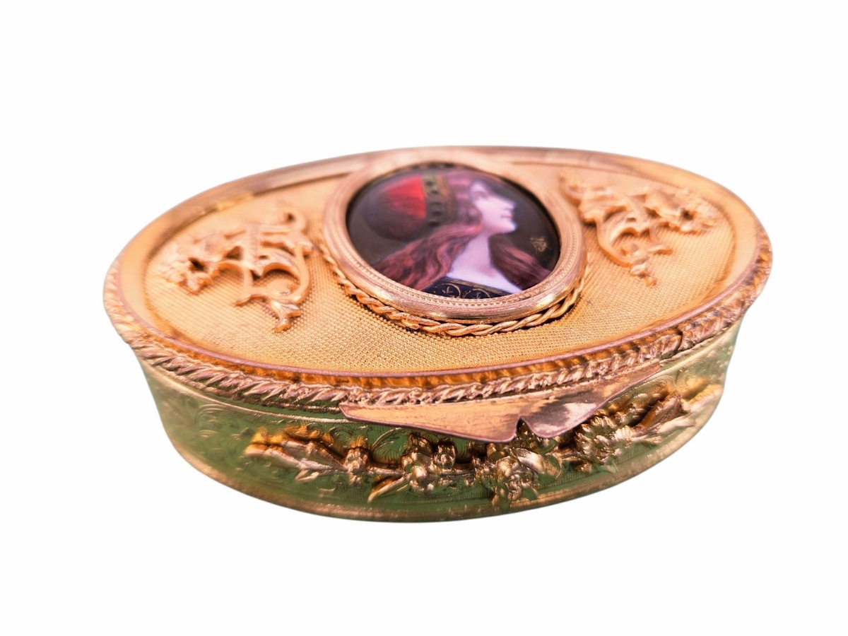 Oval Box In Gilded Brass And Enamel – Portrait Of A Woman In Profile – Napoleon III Style / Art Nouveau