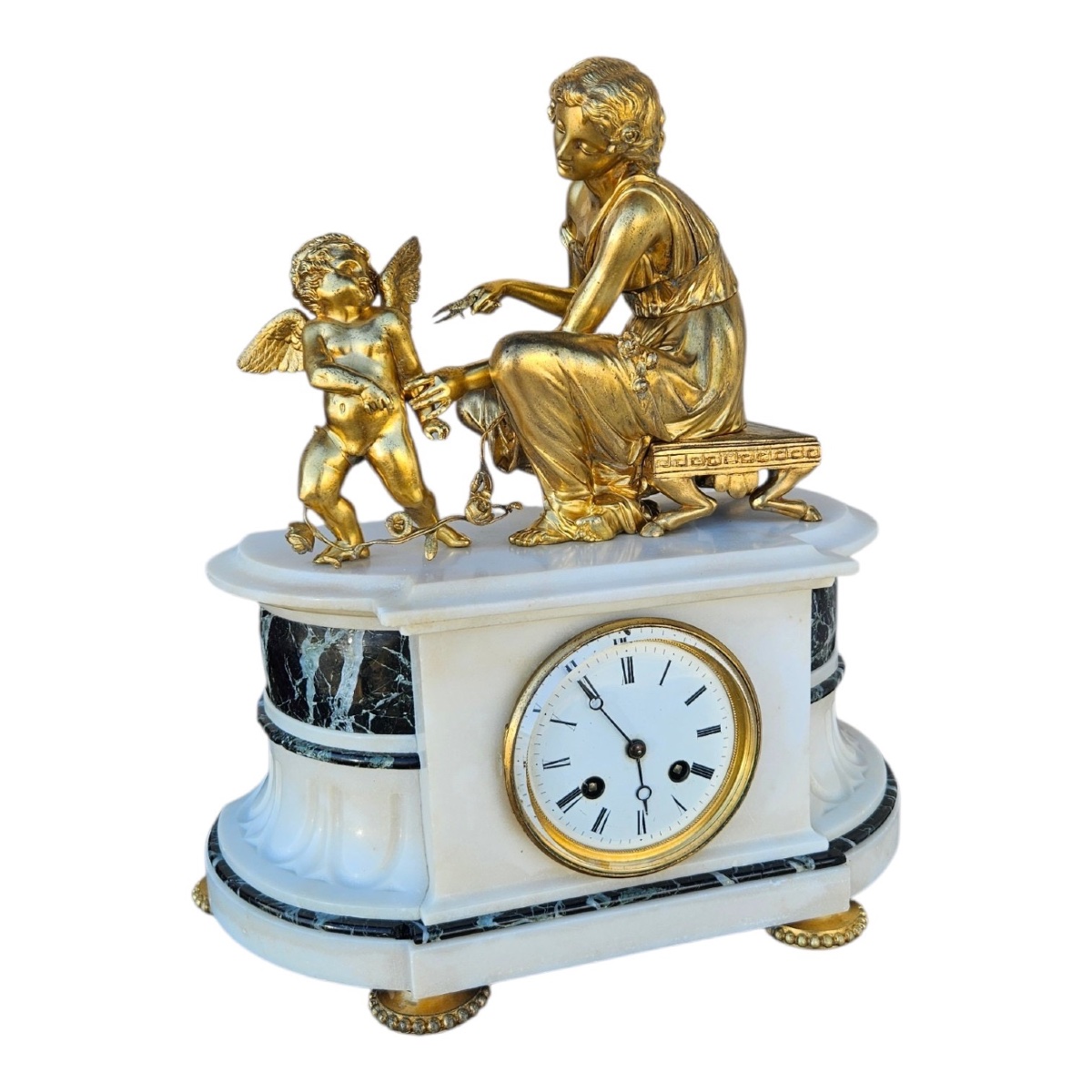 Pendule d'époque Restauration en bronze doré, marbre blanc et vert de mer – Signé