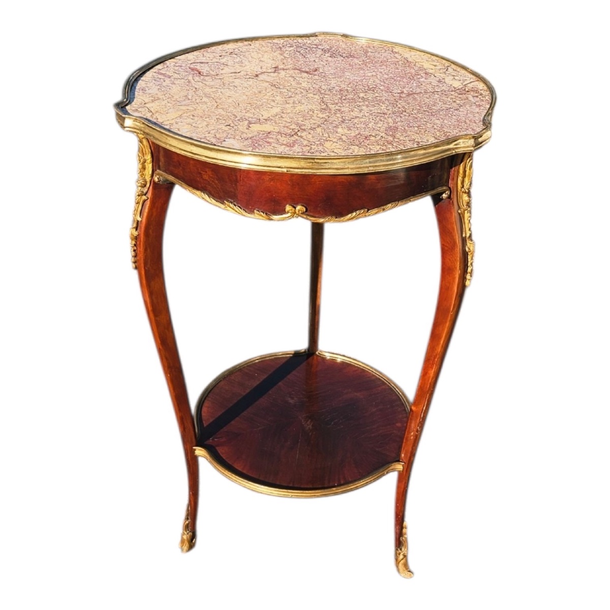 Guéridon de style Louis XV en placage marbre brèche et bronzes dorés –