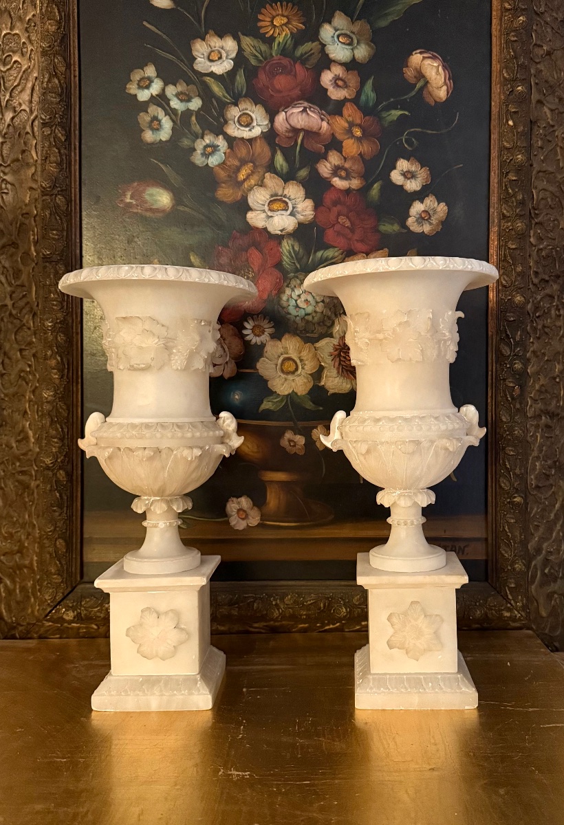Pair Of Carved Alabaster Medici Vases – Neoclassical Style / Grand Tour – Late 19th Century.