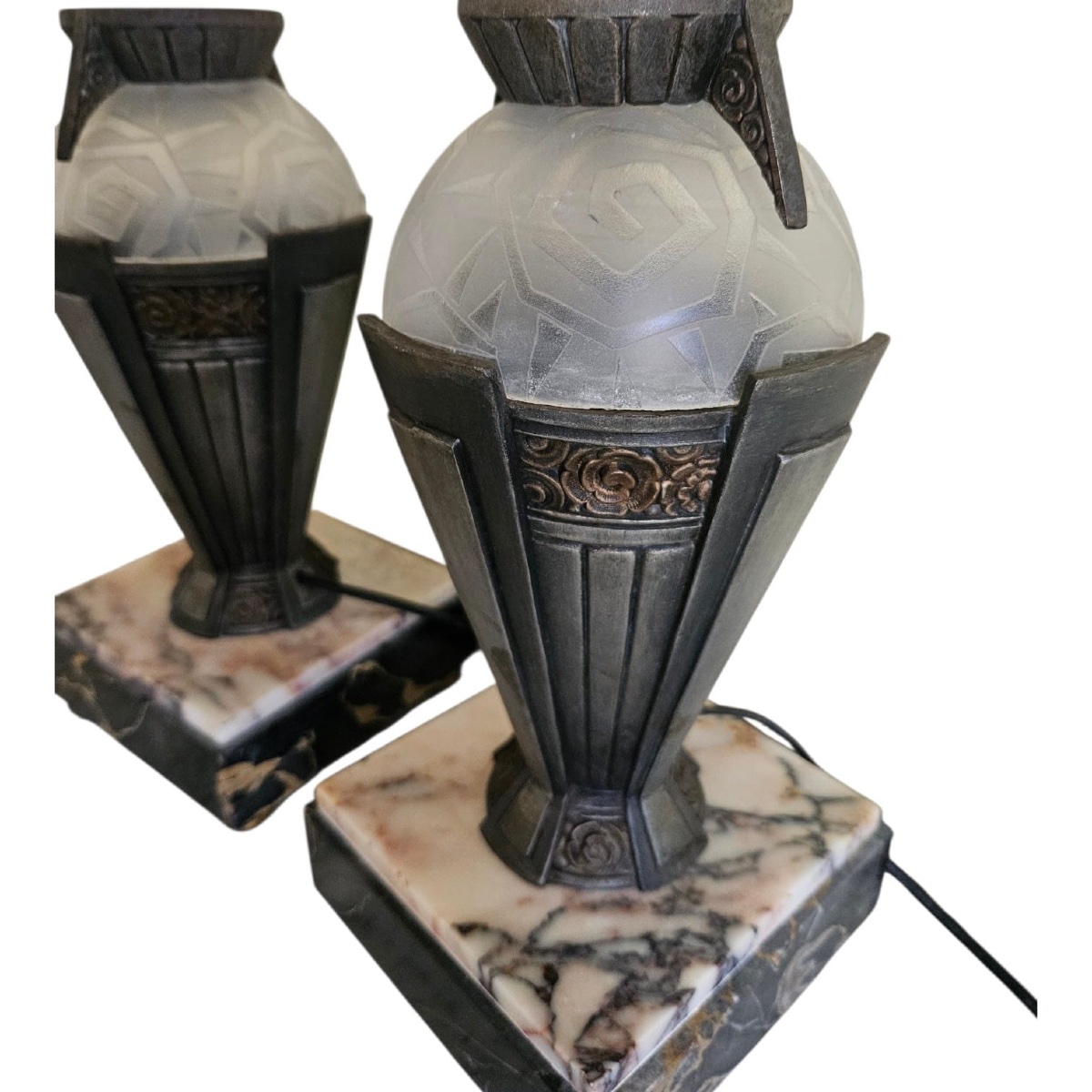 Paire de Lampes Veilleuses Art Déco – Marbre, métal et Verre Dépoli-photo-3