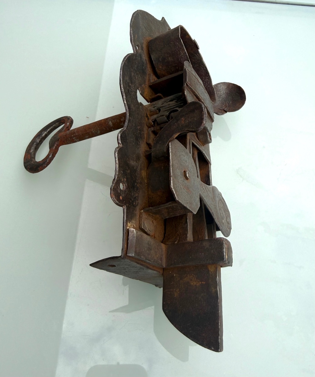 Grande serrure en fer forgé avec sa clé Ép. XVIIe / XVIIIe siècle-photo-3