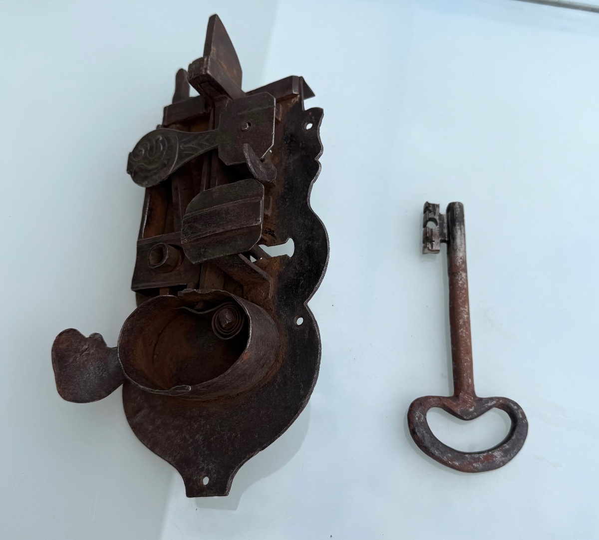 Grande serrure en fer forgé avec sa clé Ép. XVIIe / XVIIIe siècle-photo-4