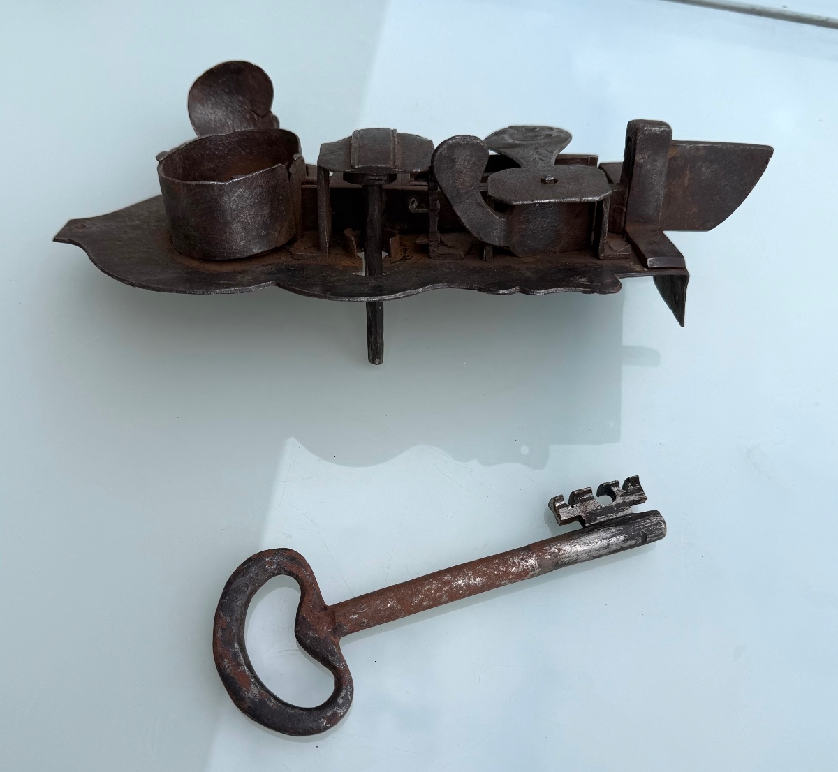 Grande serrure en fer forgé avec sa clé Ép. XVIIe / XVIIIe siècle-photo-5