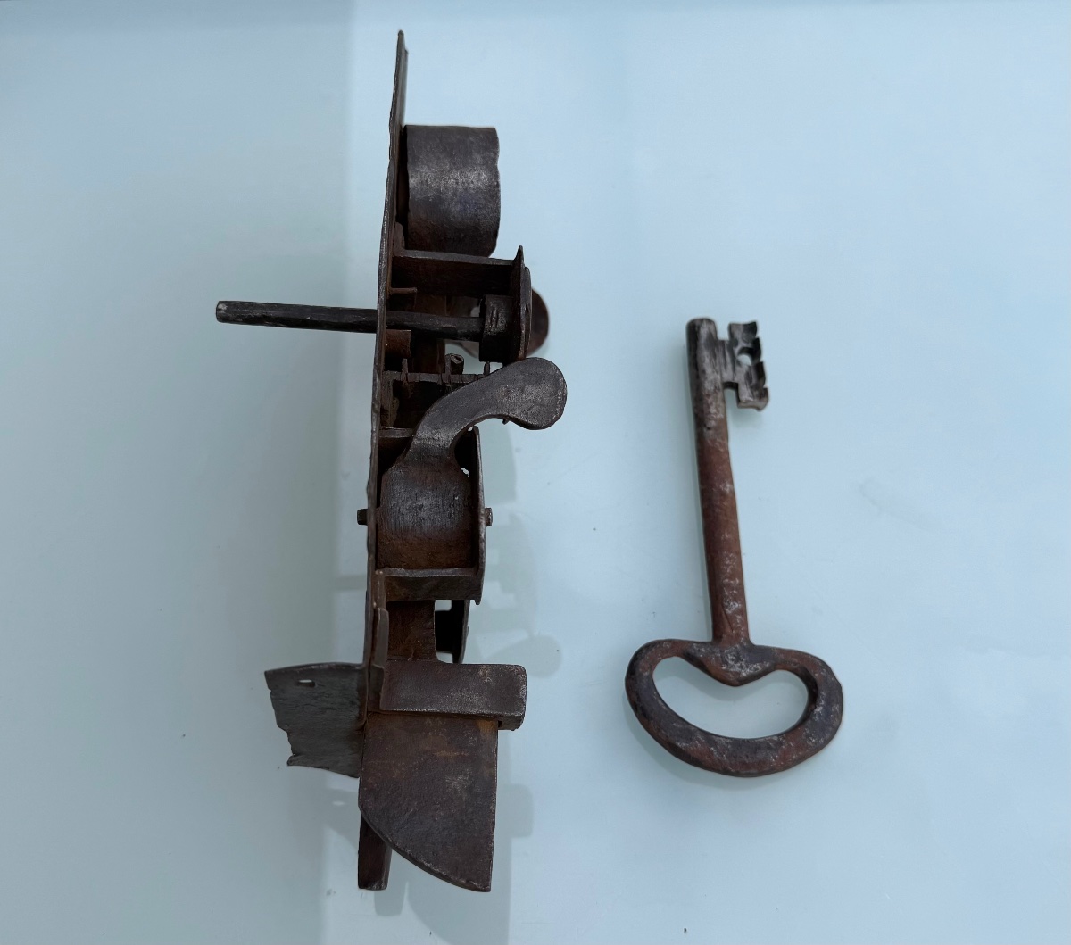 Grande serrure en fer forgé avec sa clé Ép. XVIIe / XVIIIe siècle-photo-7