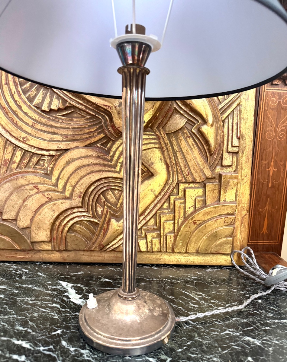 Lampe Art Déco en métal argenté — Fût cannelé & Abat-jour noir-photo-1