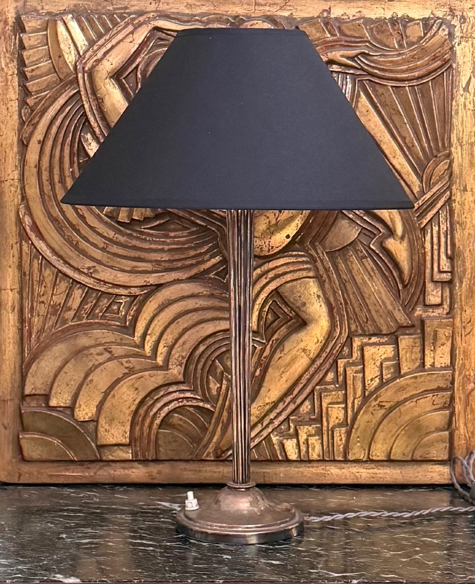 Lampe Art Déco en métal argenté — Fût cannelé & Abat-jour noir