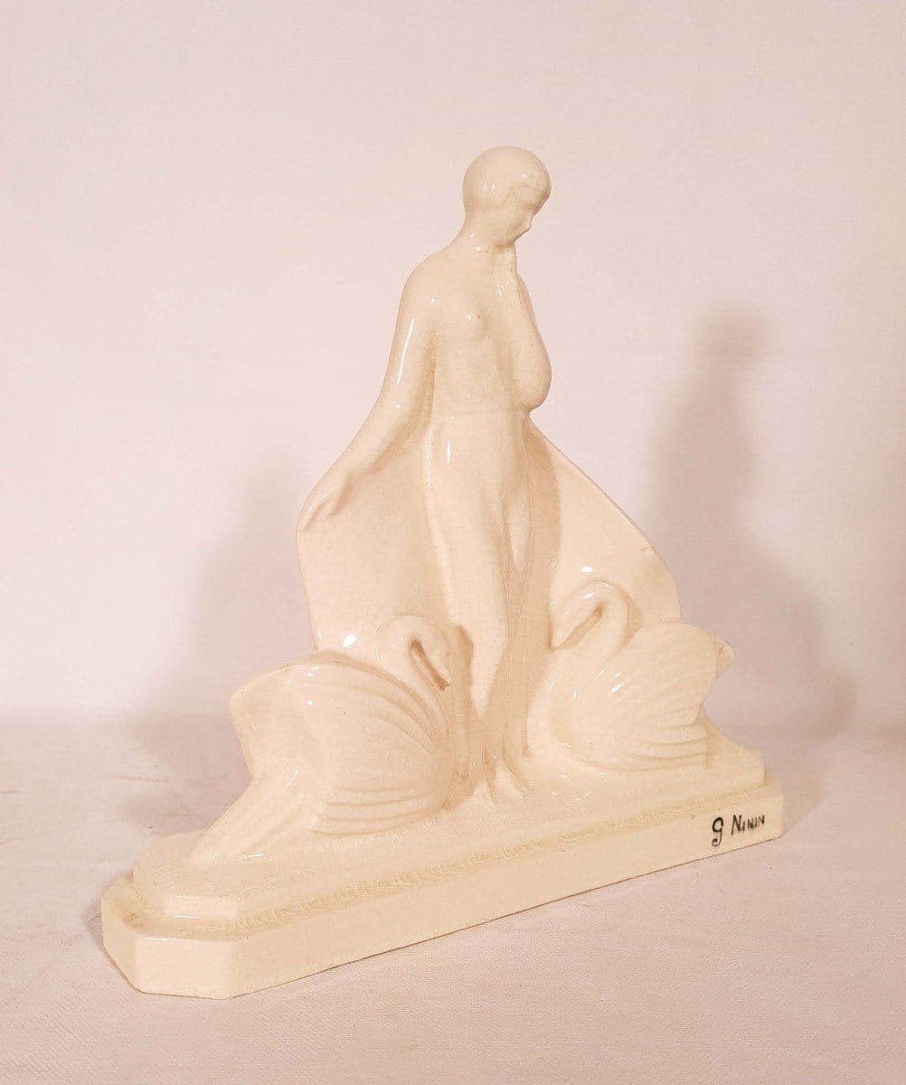 Sculpture Art Déco en céramique craquelée « Jeune femme aux cygnes » — Signée Gaston NININ-photo-2