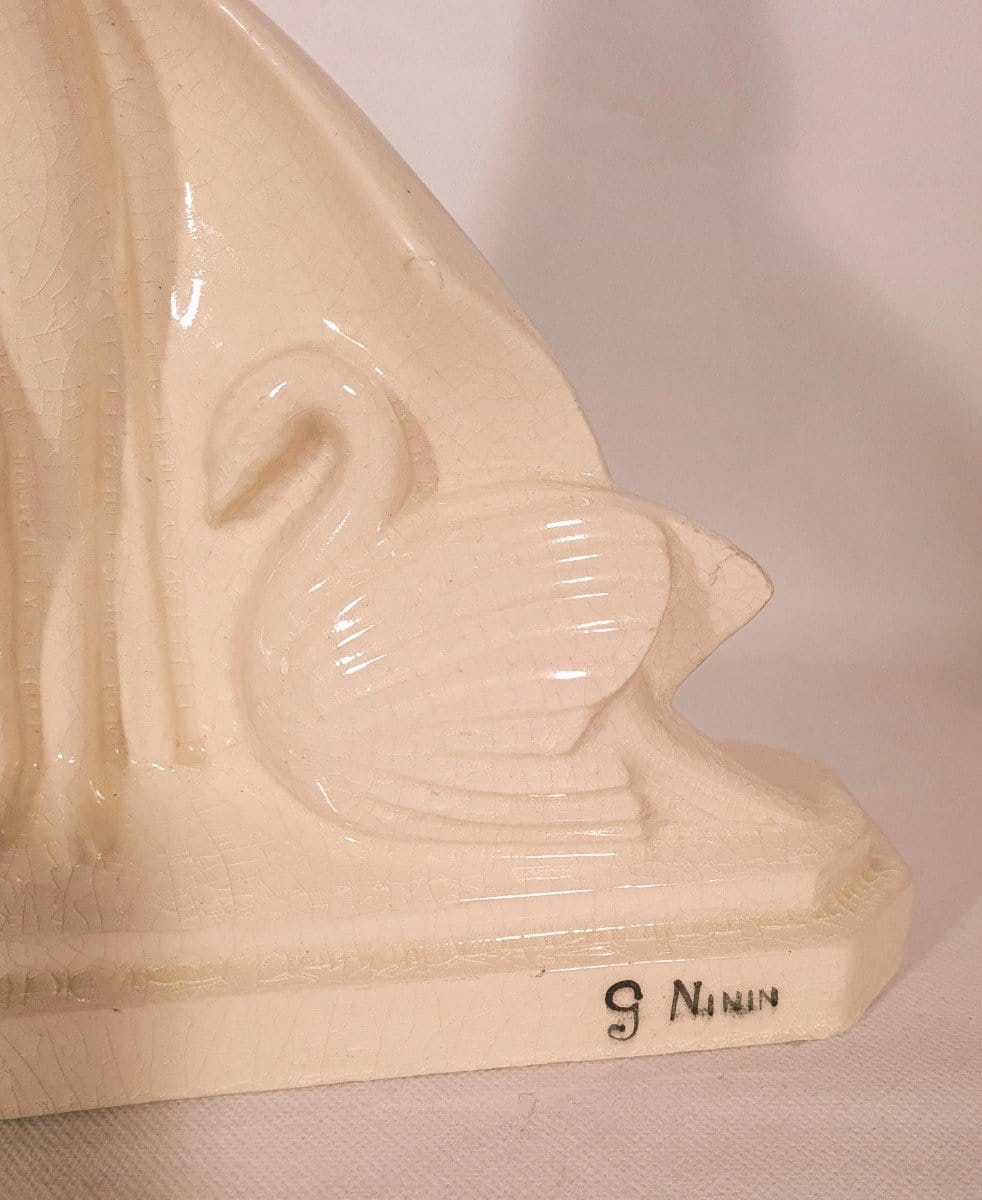 Sculpture Art Déco en céramique craquelée « Jeune femme aux cygnes » — Signée Gaston NININ-photo-1