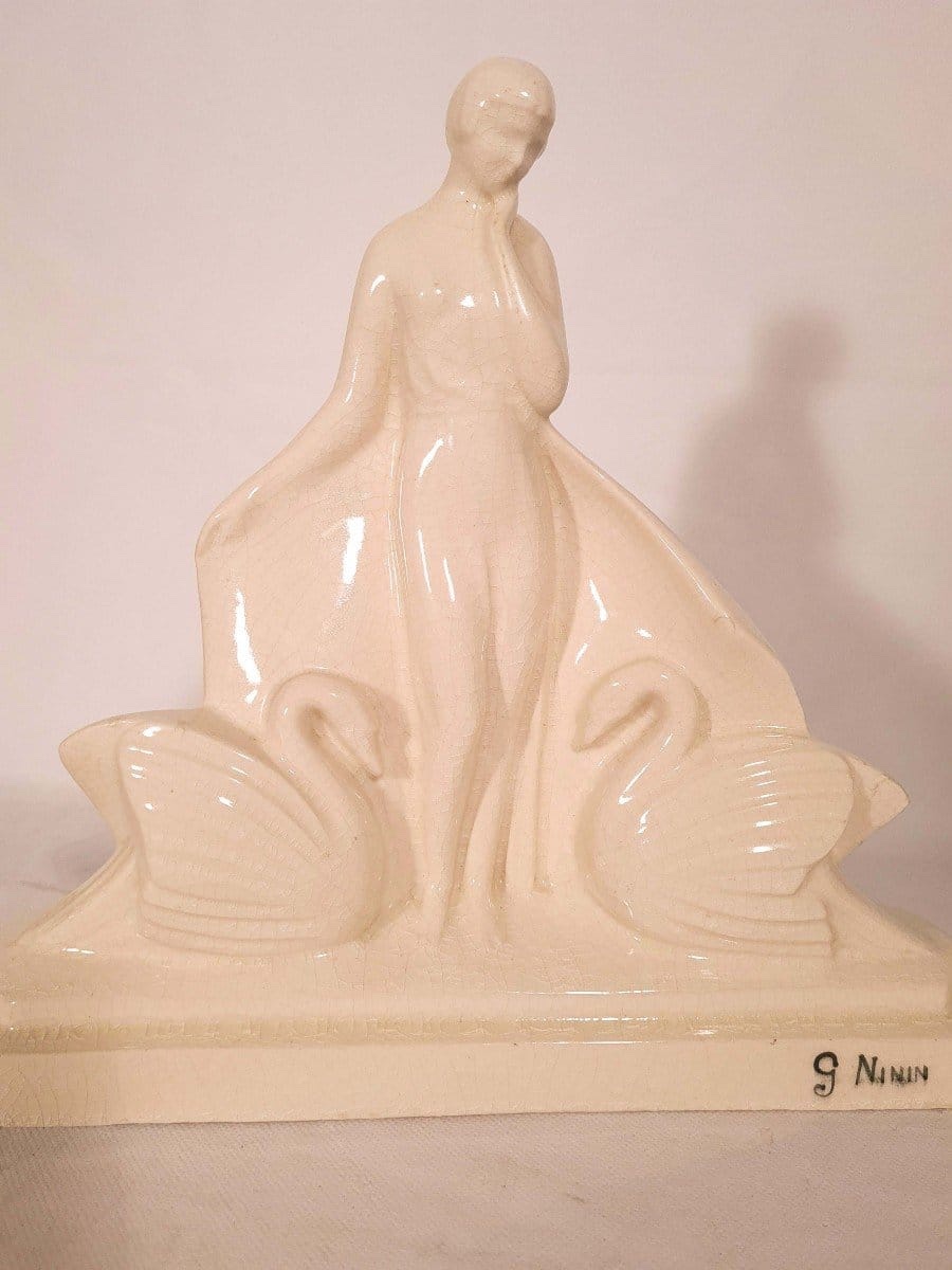 Sculpture Art Déco en céramique craquelée « Jeune femme aux cygnes » — Signée Gaston NININ-photo-2