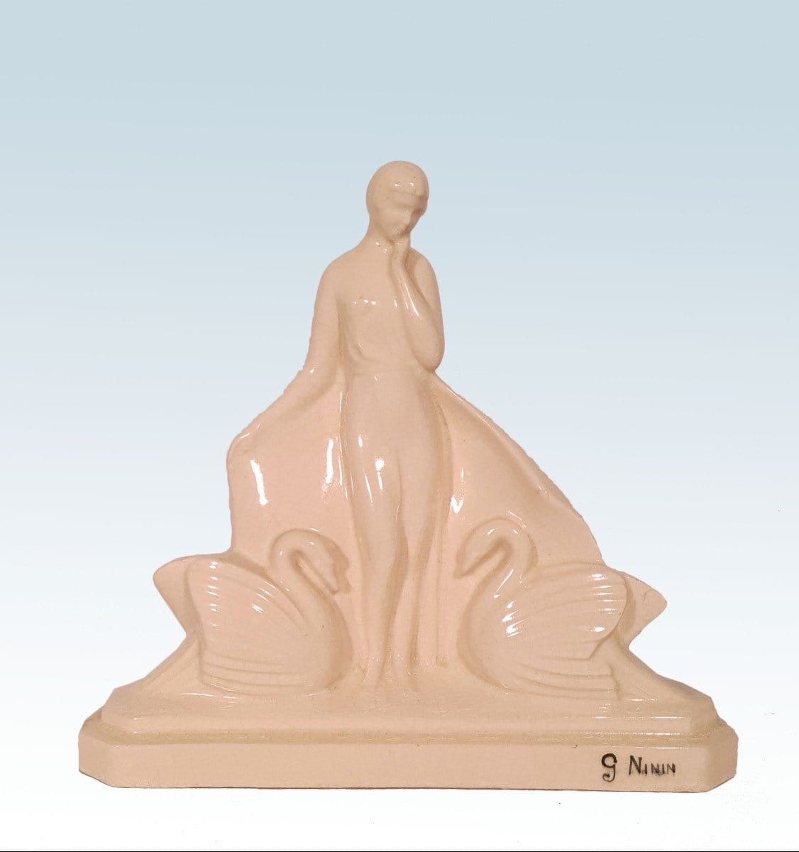 Sculpture Art Déco en céramique craquelée « Jeune femme aux cygnes » — Signée Gaston NININ-photo-3