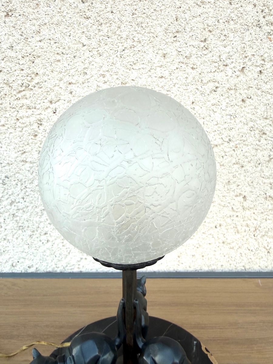Art Deco Table Lamp Featuring Stylized Cats In Patinated Metal, With A Crackled Glass Globe In Porto Marble-photo-3