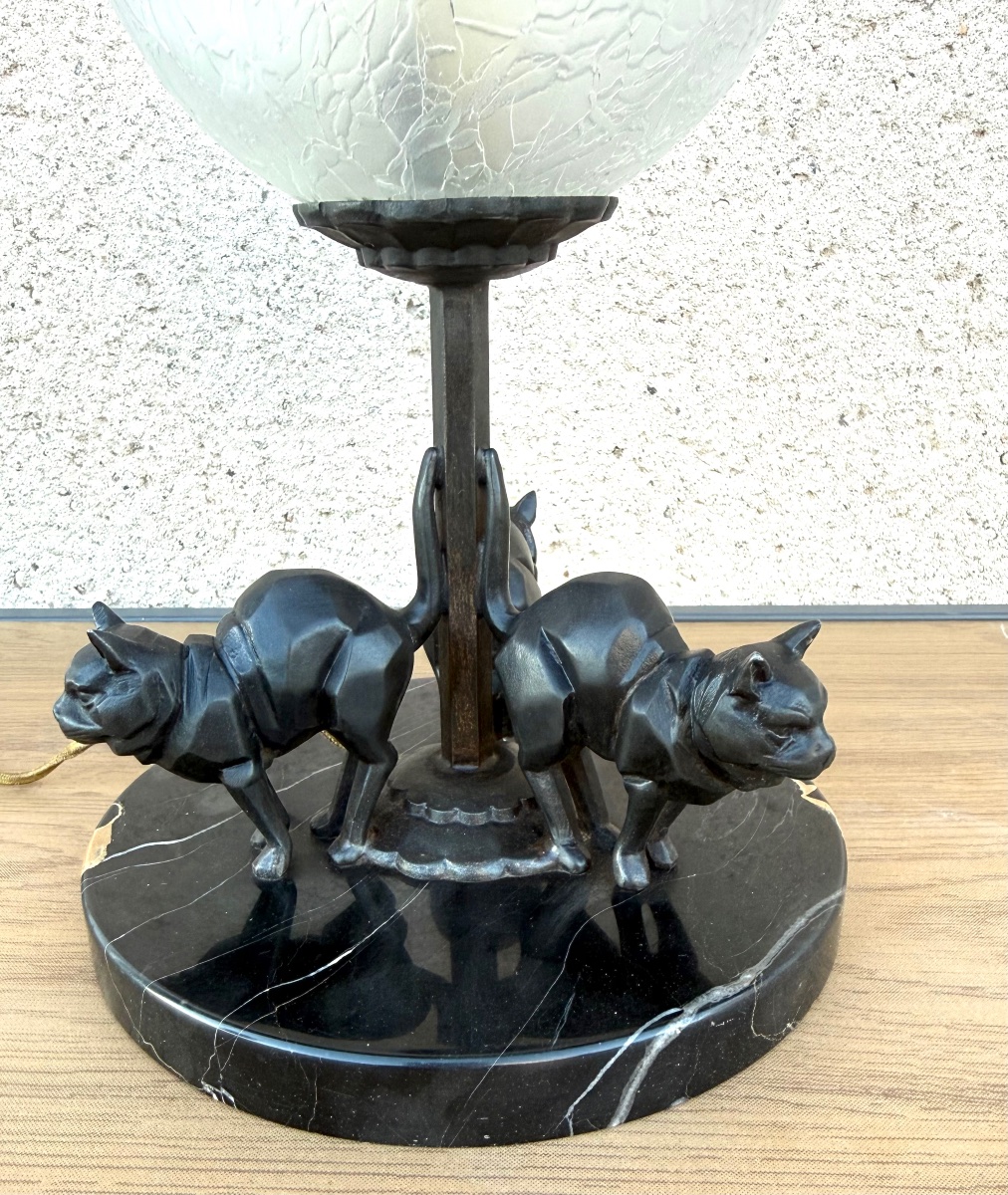 Art Deco Table Lamp Featuring Stylized Cats In Patinated Metal, With A Crackled Glass Globe In Porto Marble-photo-4