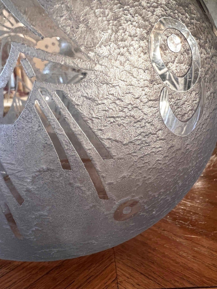 Vase boule Art Déco en verre givré gravé à motif floral  Signé Lorrain France-photo-1