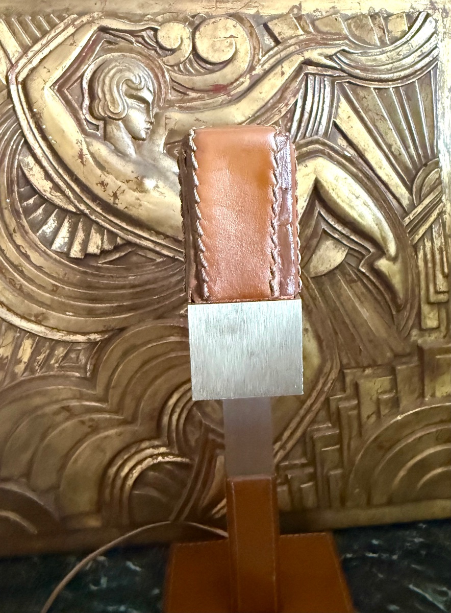 Lampe  Le Tanneur en cuir piqué sellier et métal brossé — Dans le goût de Jacq-photo-4