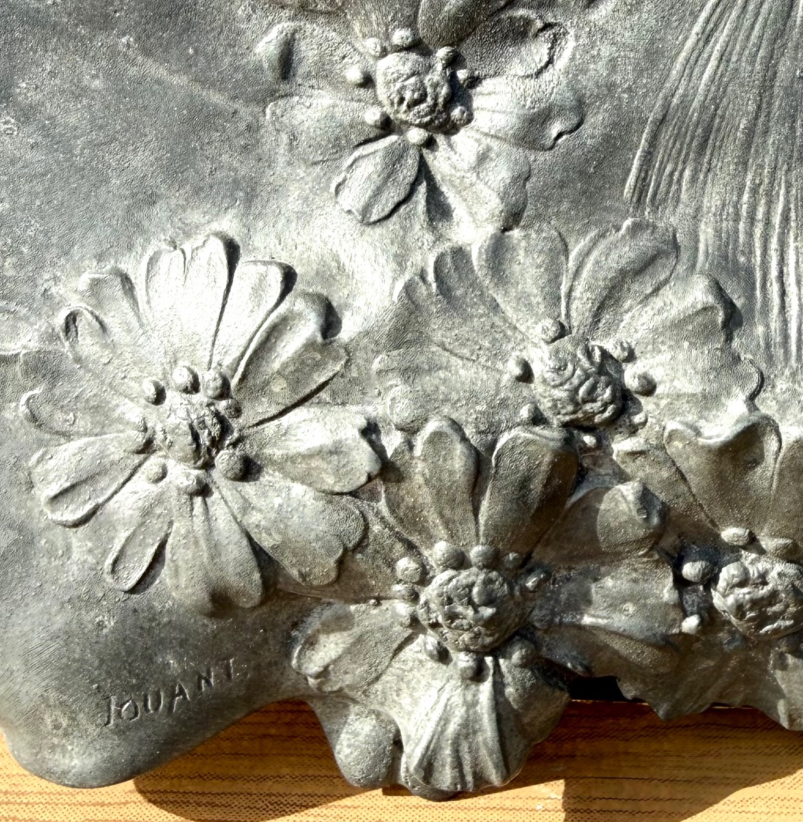 Vide-poche Art Nouveau en étain « Jeune femme à l'arrosage »  Signé B. Jouant (19-photo-3