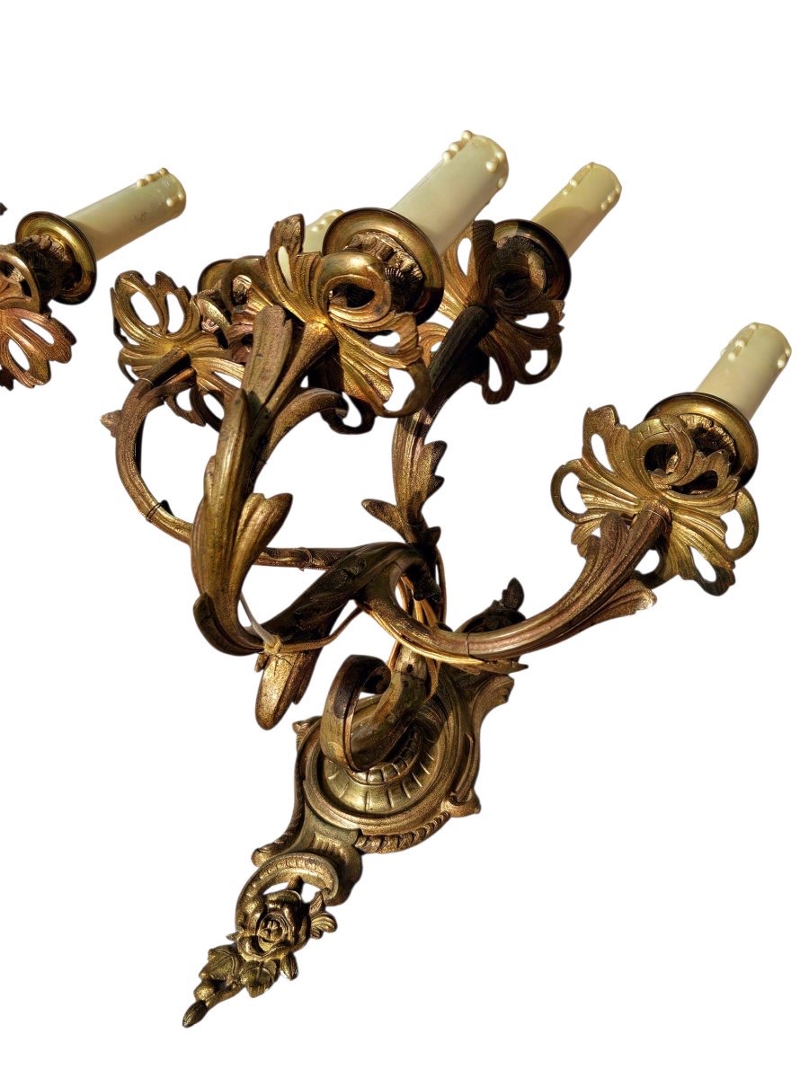 Paire d’appliques à quatre bras de lumière en bronze doré, style Louis XV, fin XIXᵉ siècle-photo-1