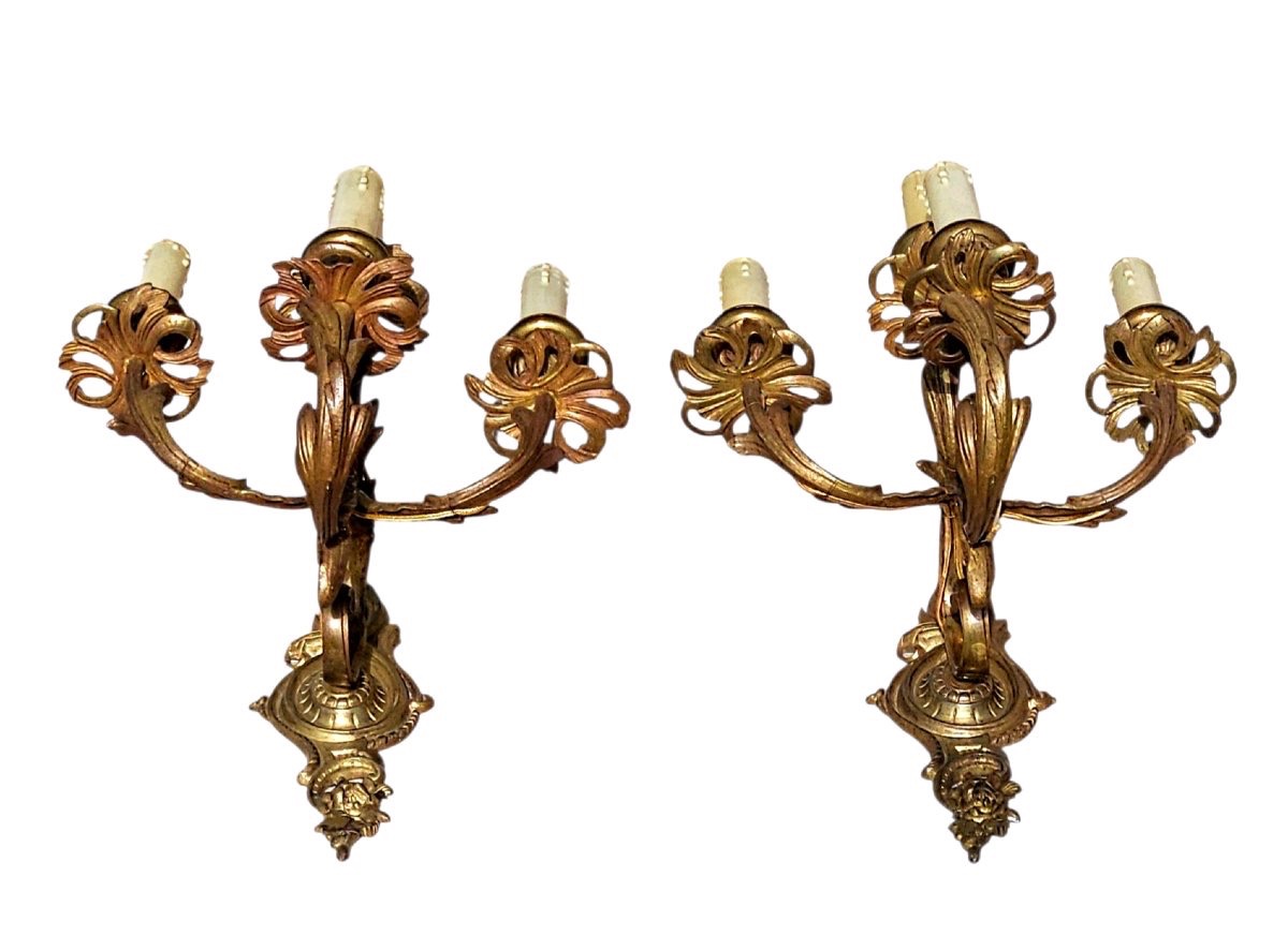 Paire d’appliques à quatre bras de lumière en bronze doré, style Louis XV, fin XIXᵉ siècle