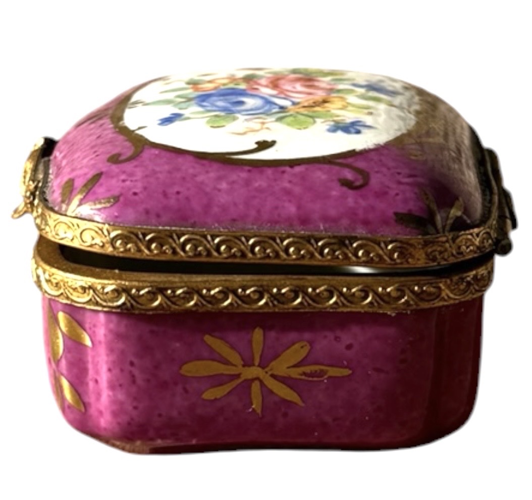 Petite boite en porcelaine peinte main, style Sèvres  pourpre et monture en laiton doré -photo-2