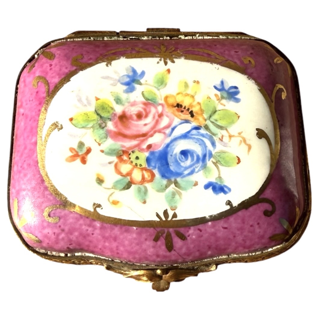 Petite boite en porcelaine peinte main, style Sèvres  pourpre et monture en laiton doré -photo-3