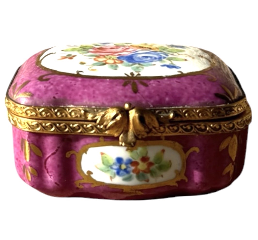 Petite boite en porcelaine peinte main, style Sèvres  pourpre et monture en laiton doré -photo-4