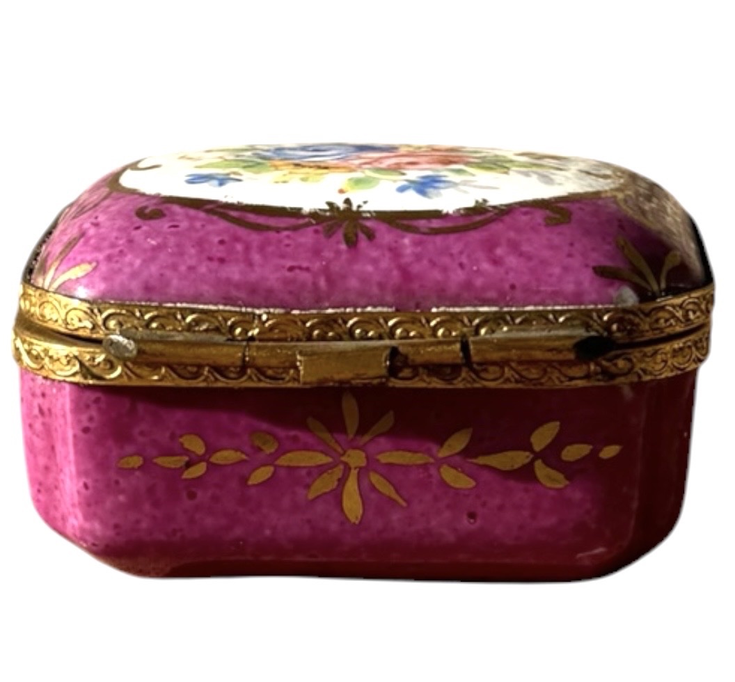 Petite boite en porcelaine peinte main, style Sèvres  pourpre et monture en laiton doré -photo-1