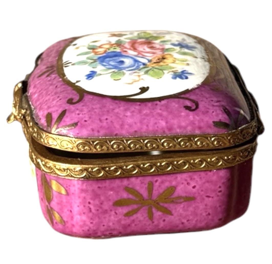 Petite boite en porcelaine peinte main, style Sèvres  pourpre et monture en laiton doré -photo-2