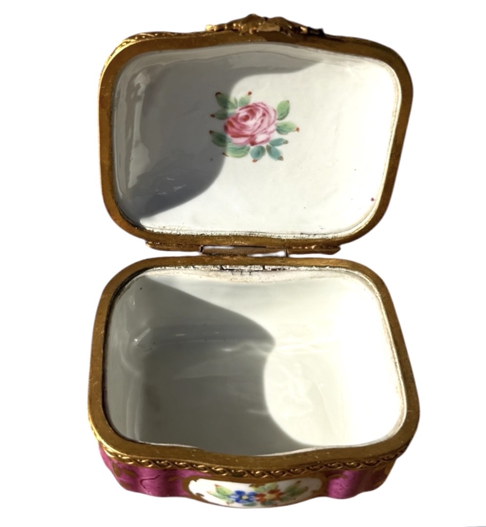 Petite boite en porcelaine peinte main, style Sèvres  pourpre et monture en laiton doré -photo-4