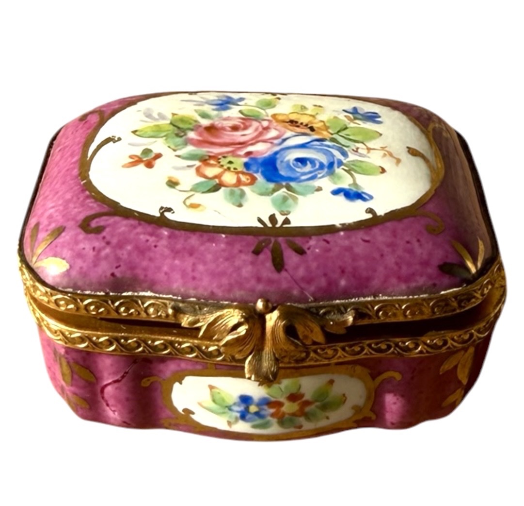 Petite boite en porcelaine peinte main, style Sèvres  pourpre et monture en laiton doré -photo-5