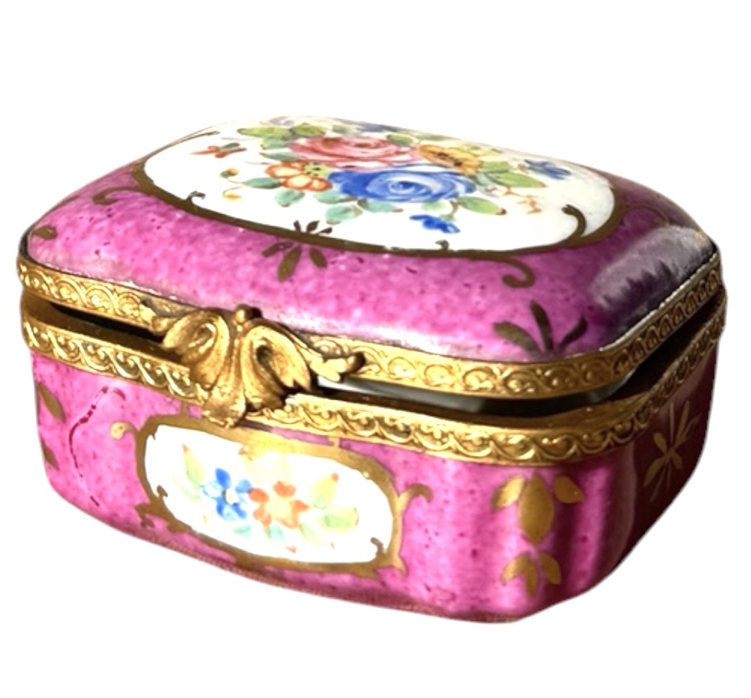 Petite boite en porcelaine peinte main, style Sèvres  pourpre et monture en laiton doré 