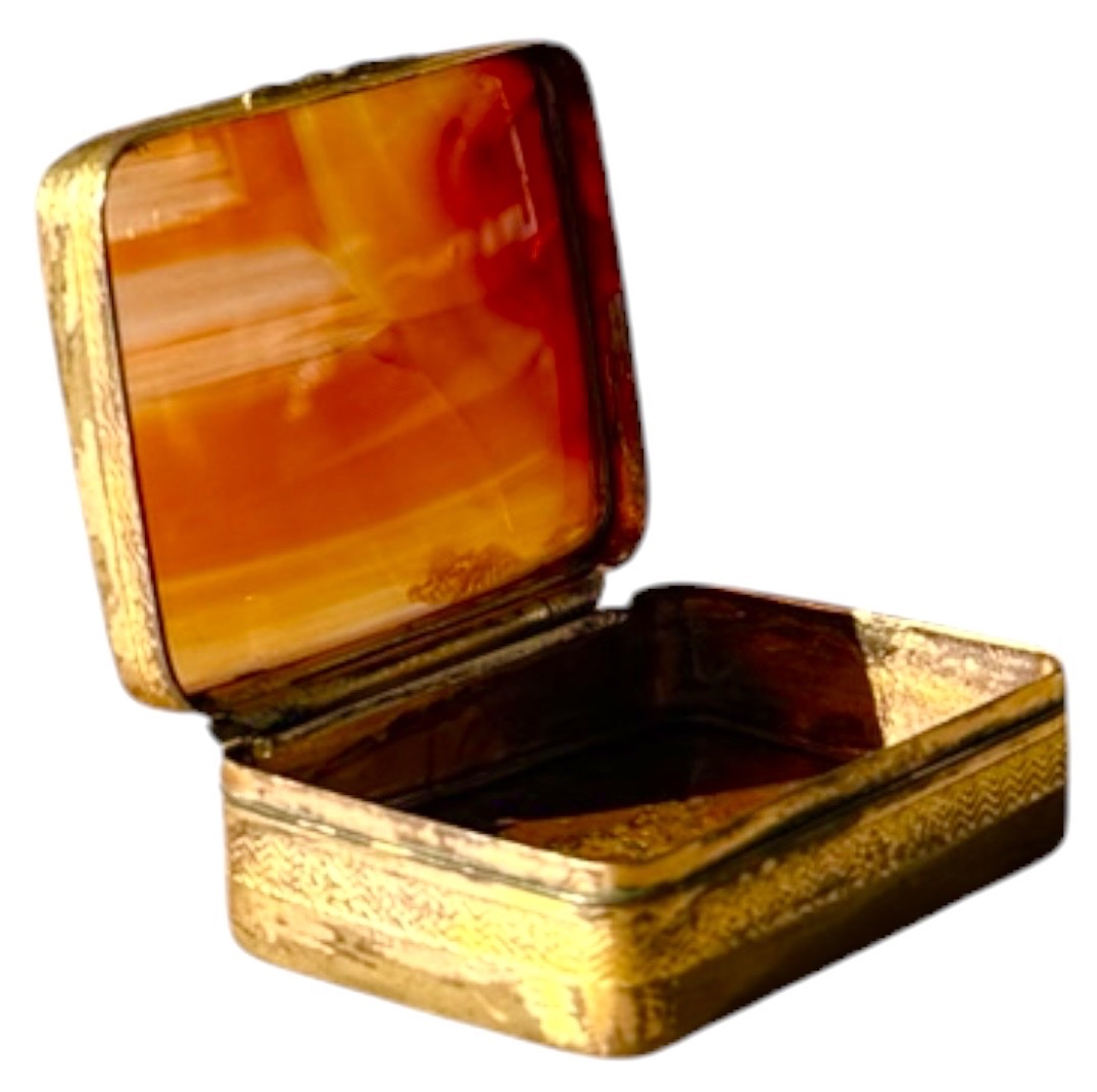 Box Made Of Ribbon-patterned Agate, With A Guilloché-engraved Gold-plated Brass Setting-photo-1