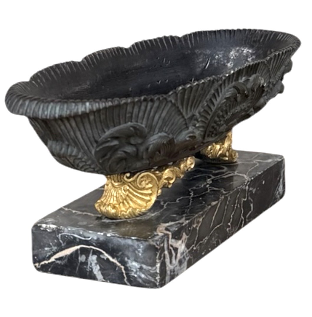 Coupe navette vers 1820 en bronze patiné et doré au mercure sur marbre-photo-3