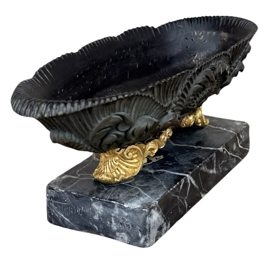 Coupe navette vers 1820 en bronze patiné et doré au mercure sur marbre-photo-4