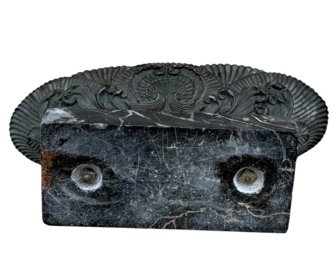 Coupe navette vers 1820 en bronze patiné et doré au mercure sur marbre-photo-2