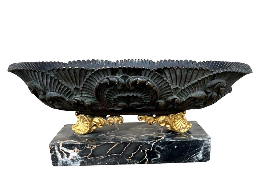 Coupe navette vers 1820 en bronze patiné et doré au mercure sur marbre