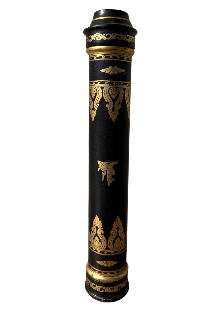 Étui cylindrique en laque noire rehaussé de dorures, d’inspiration thaïlandaise -photo-2