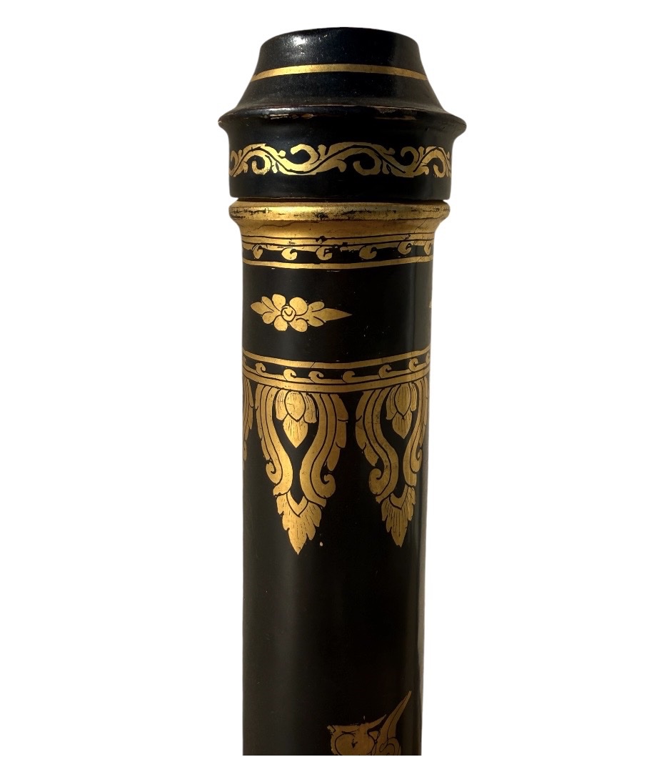 Étui cylindrique en laque noire rehaussé de dorures, d’inspiration thaïlandaise -photo-4