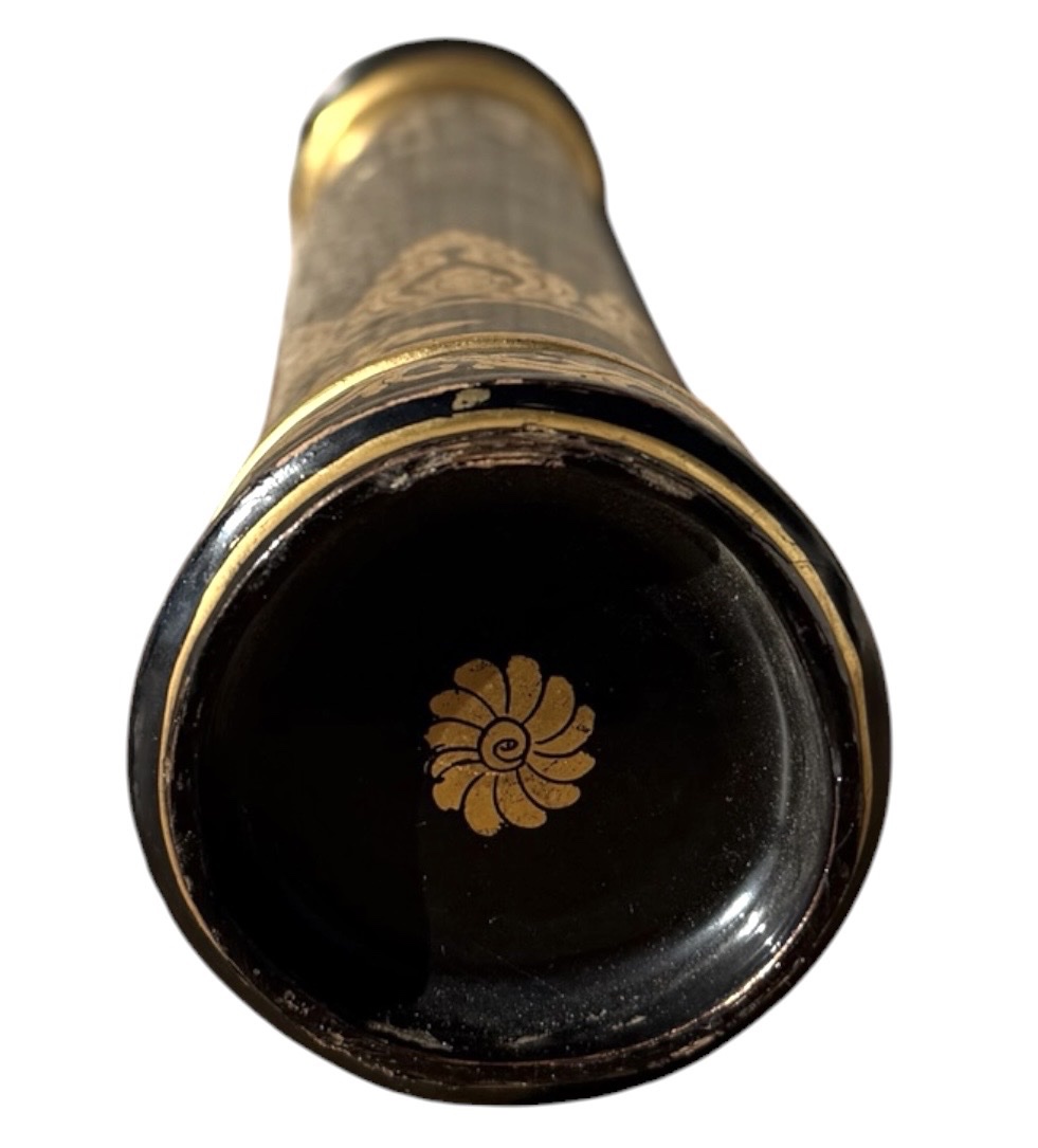 Étui cylindrique en laque noire rehaussé de dorures, d’inspiration thaïlandaise -photo-1