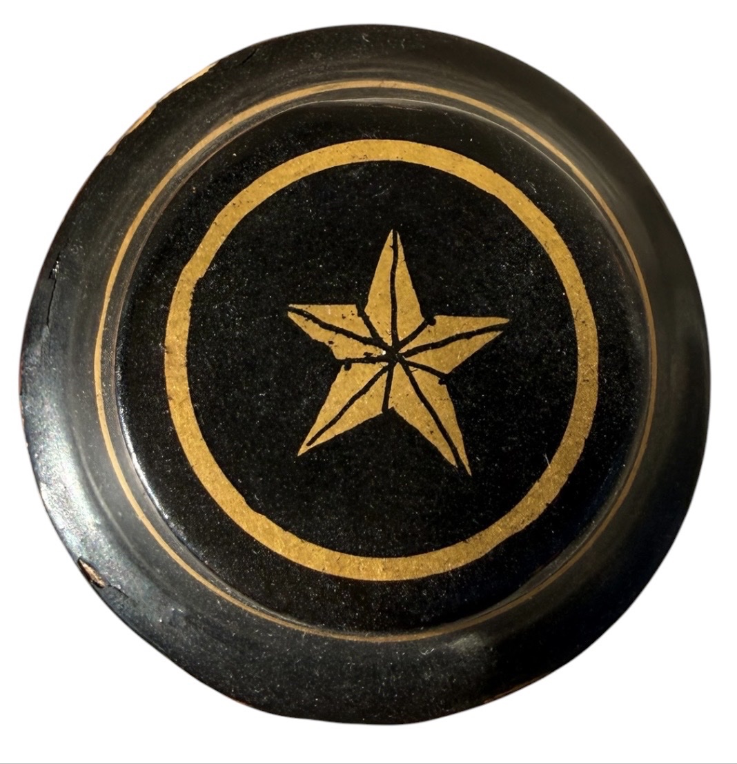 Étui cylindrique en laque noire rehaussé de dorures, d’inspiration thaïlandaise -photo-3