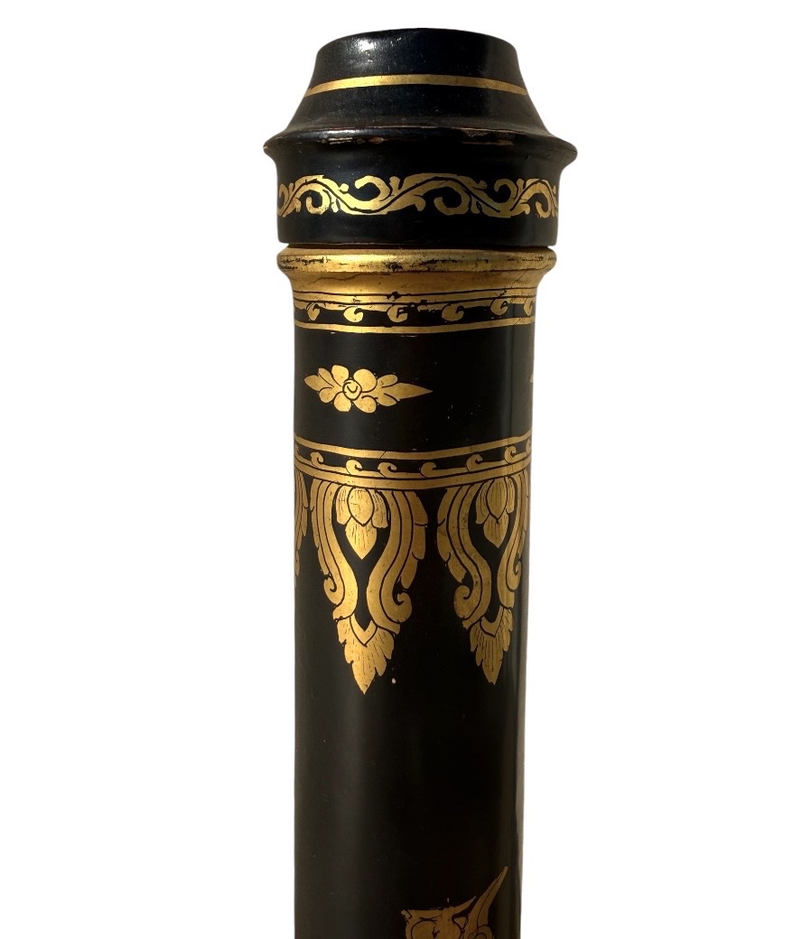 Étui cylindrique en laque noire rehaussé de dorures, d’inspiration thaïlandaise -photo-4